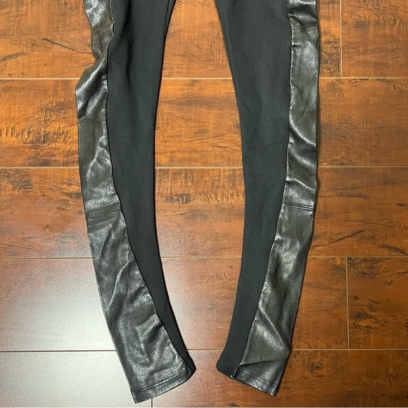 ALICE + OLIVIA Designer Leggings Black Faux Leather Side Panel Size XS NWT - Picture 4 of 11